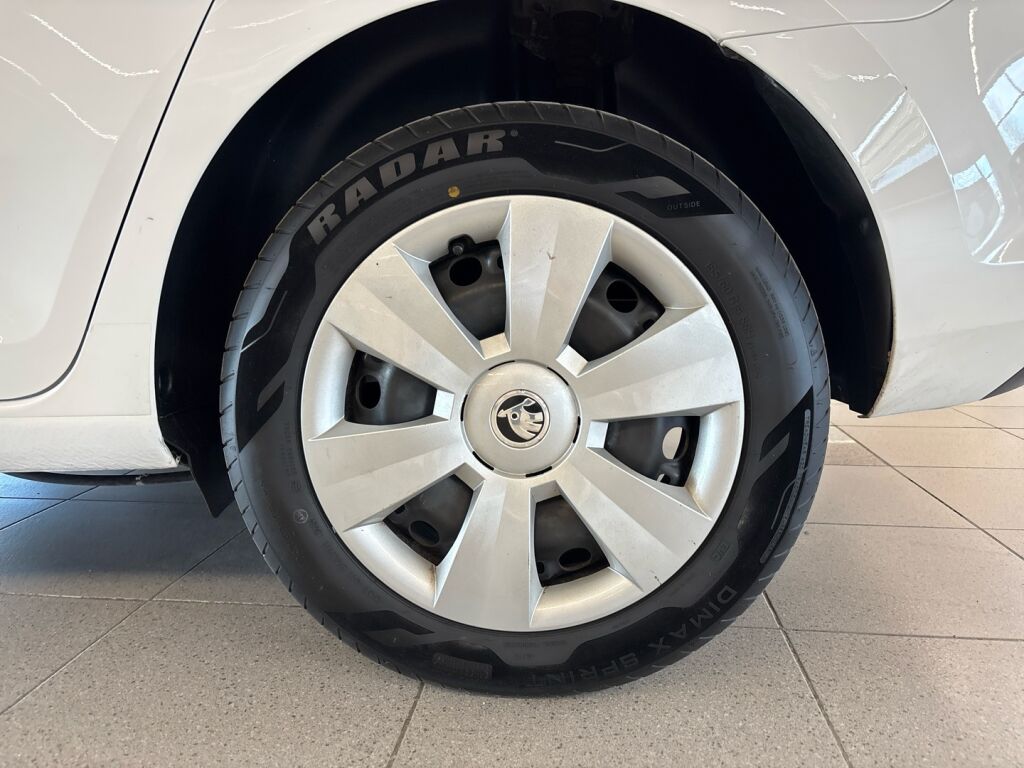 Skoda Rapid 2018 Valkoinen