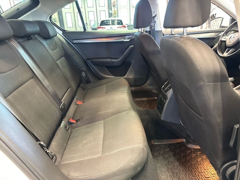 Skoda Octavia 2018 Valkoinen