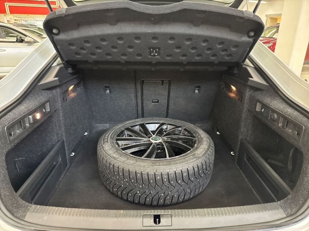 Skoda Superb 2018 Valkoinen