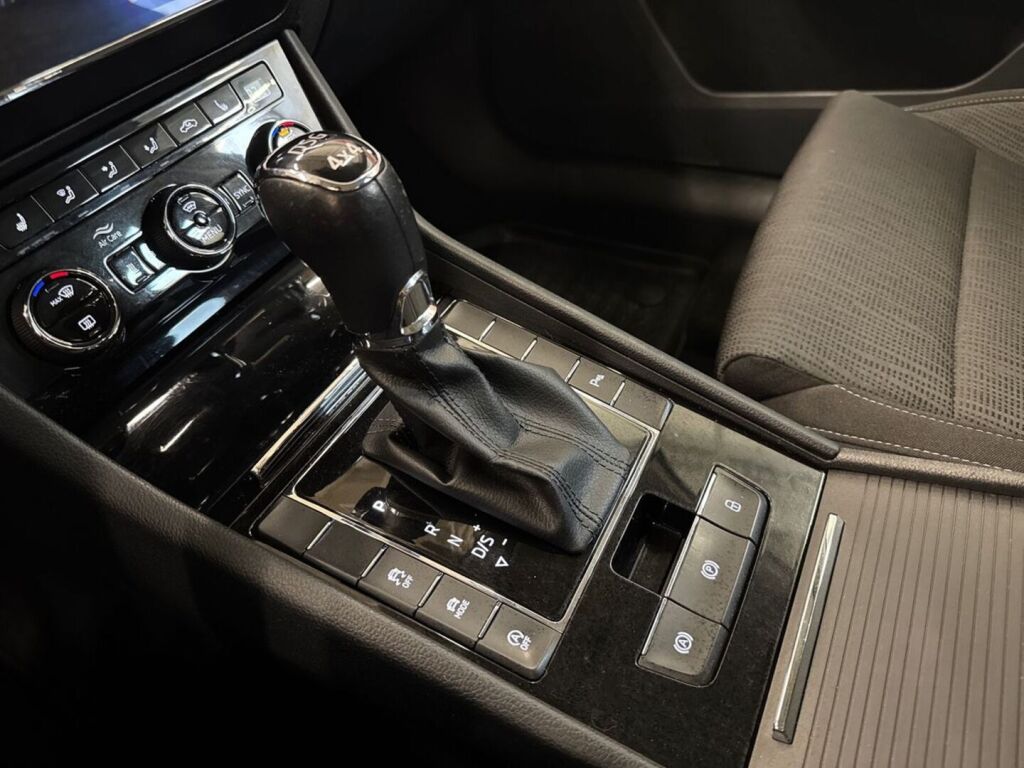 Skoda Superb 2018 Valkoinen
