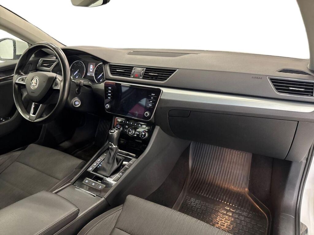 Skoda Superb 2018 Valkoinen