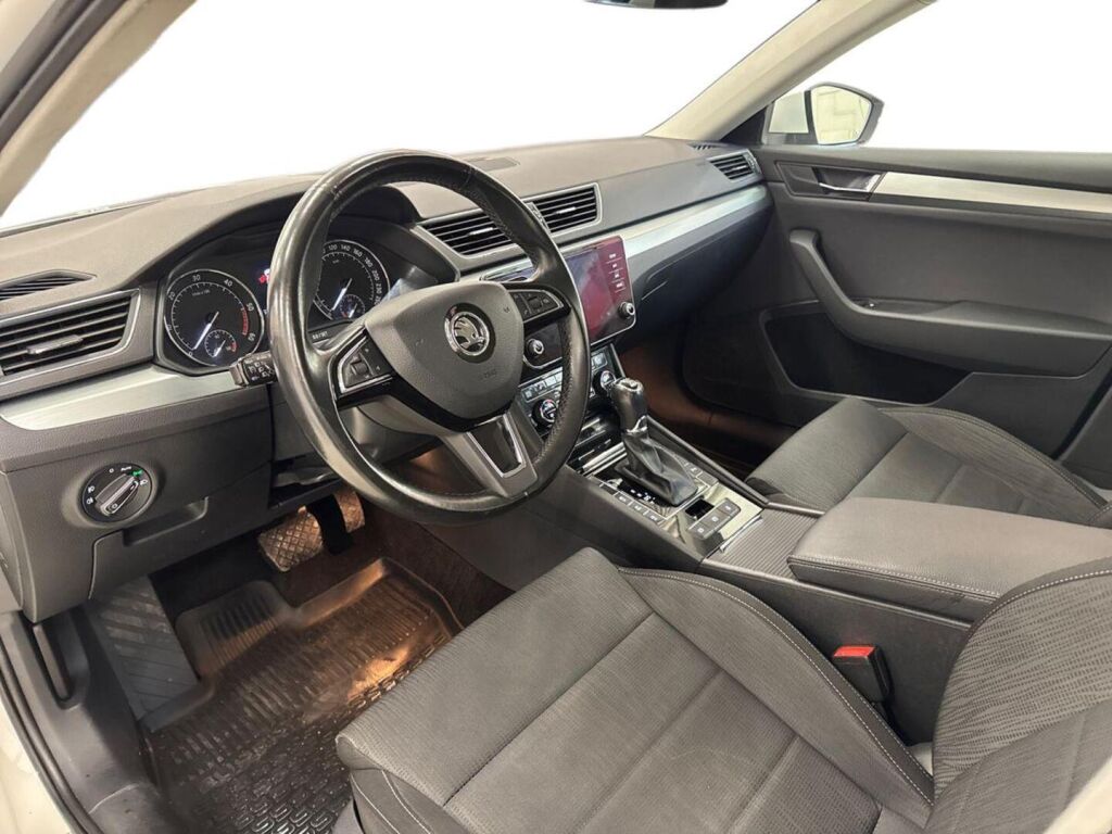 Skoda Superb 2018 Valkoinen