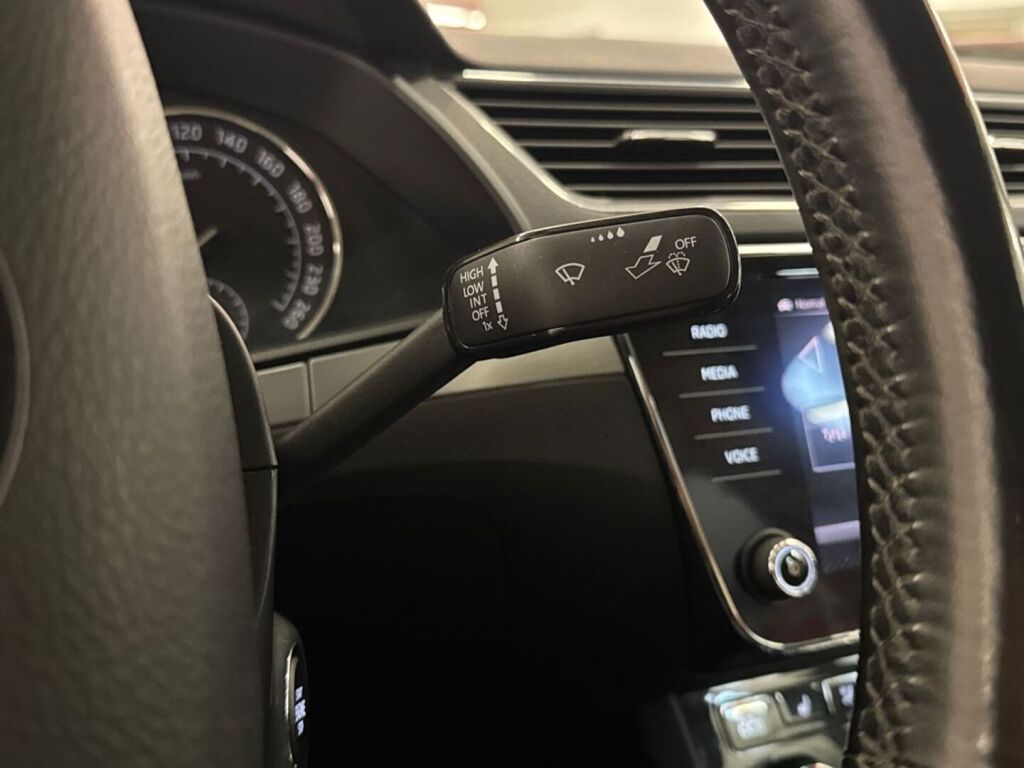 Skoda Superb 2018 Valkoinen