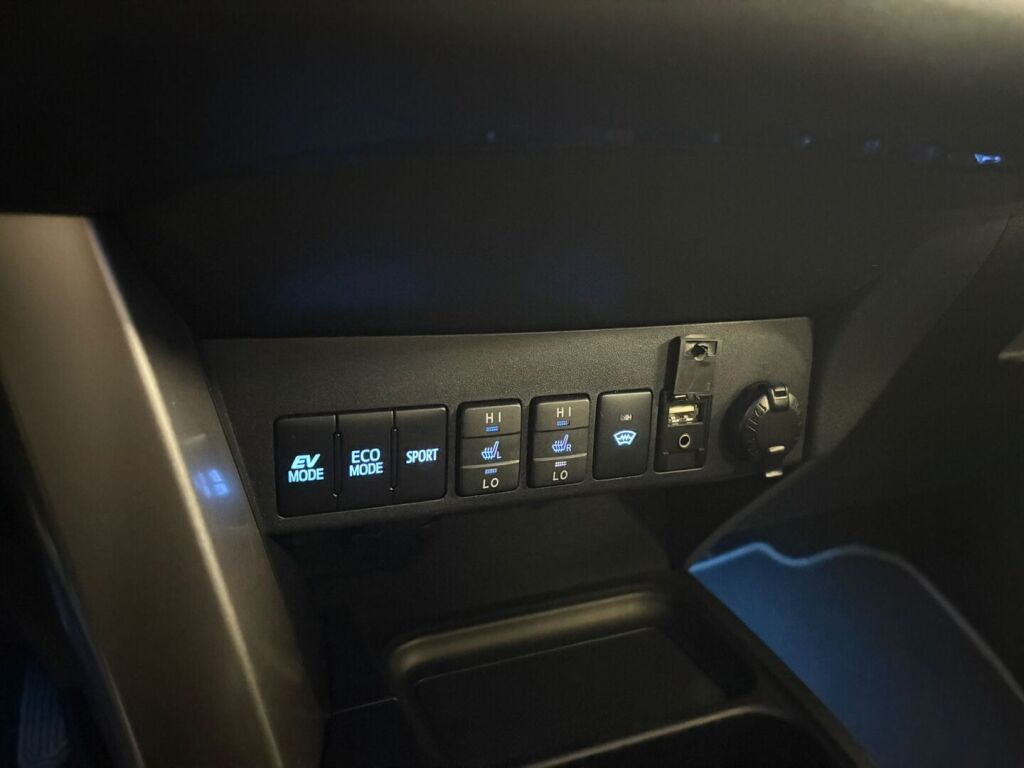 Toyota RAV4 2018 Ruskea (beige)