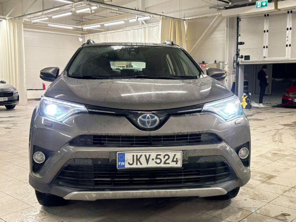 Toyota RAV4 2018 Ruskea (beige)