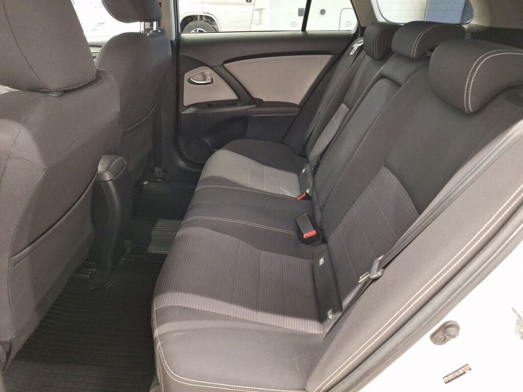 Toyota Avensis 2018 Valkoinen