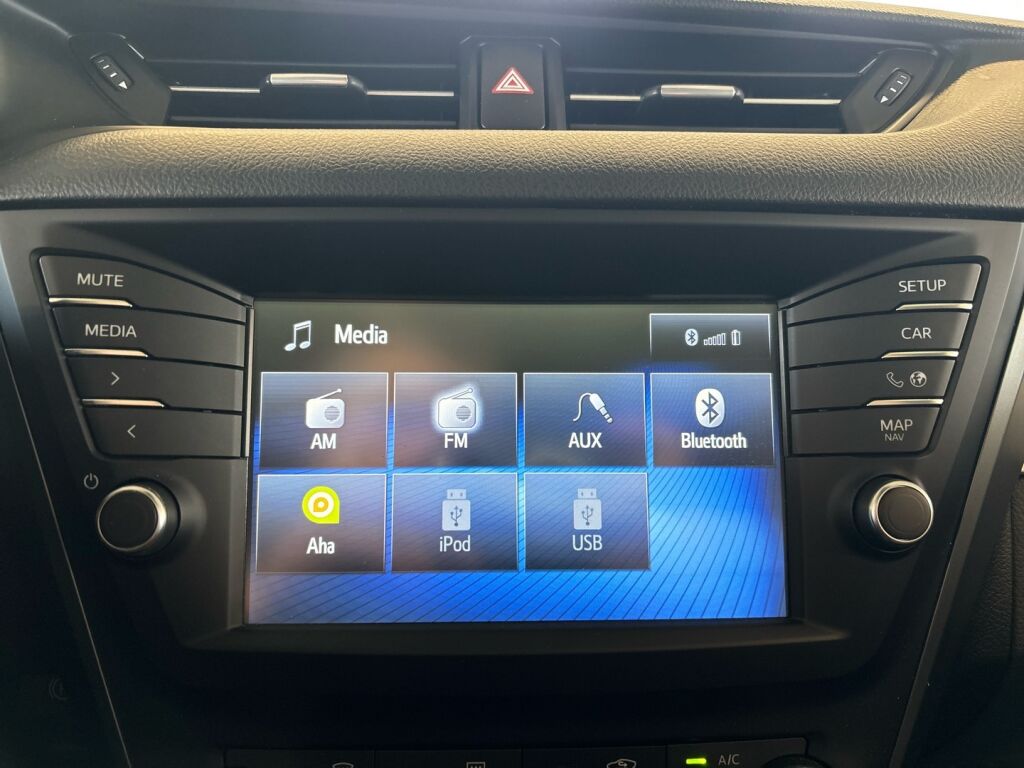 Toyota Avensis 2018 Valkoinen