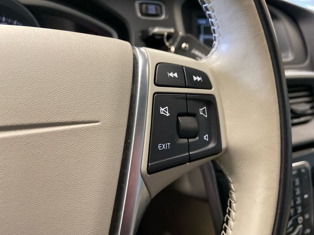 Volvo V40 Cross Country 2018 Musta