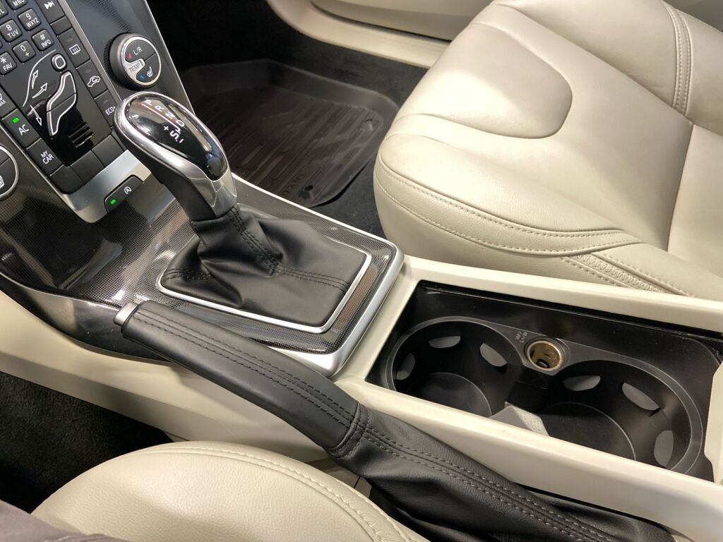 Volvo V40 Cross Country 2018 Musta