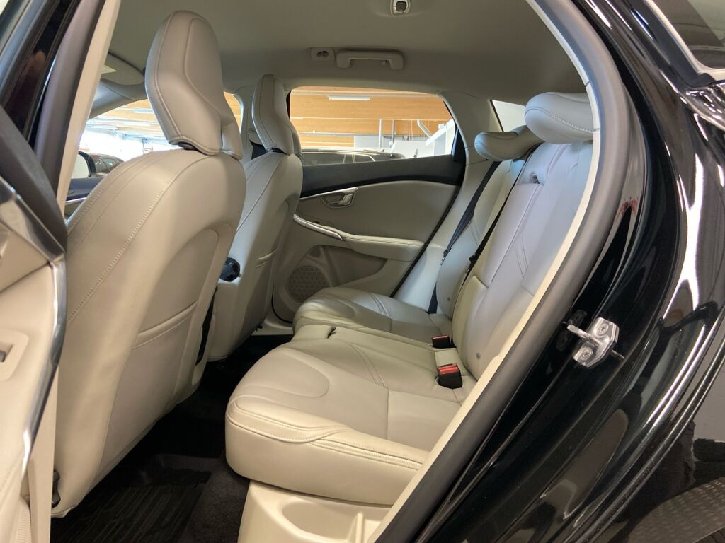 Volvo V40 Cross Country 2018 Musta