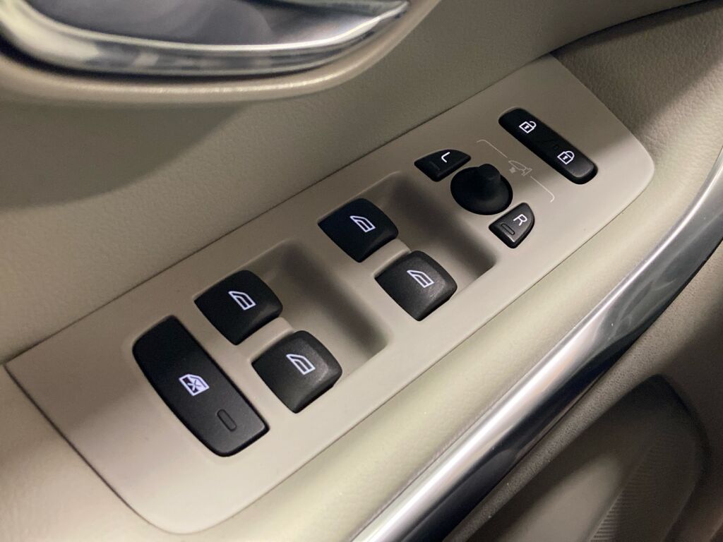 Volvo V40 Cross Country 2018 Musta