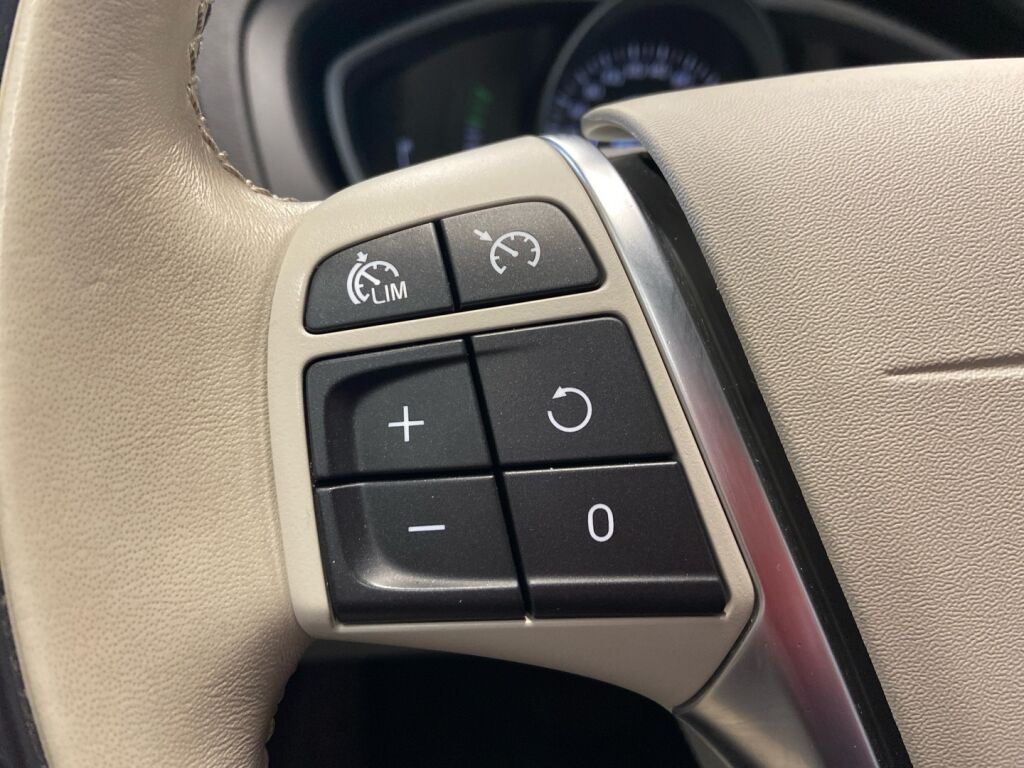 Volvo V40 Cross Country 2018 Musta