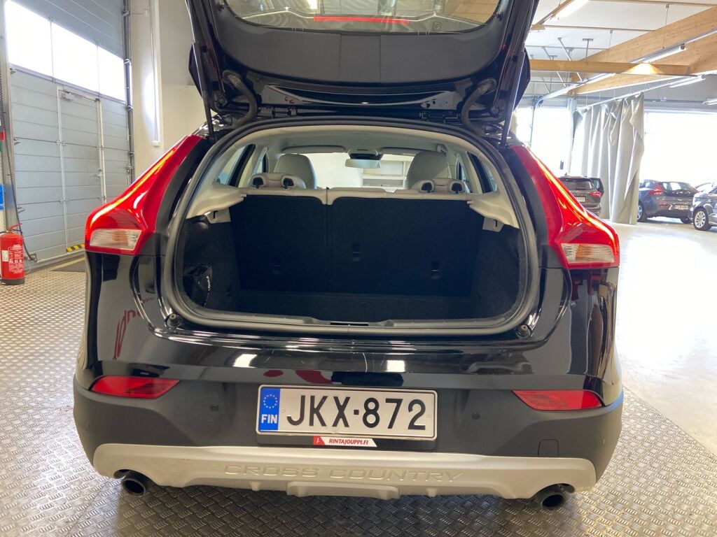 Volvo V40 Cross Country 2018 Musta