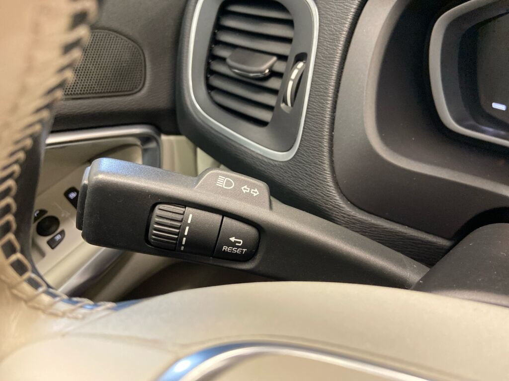 Volvo V40 Cross Country 2018 Musta