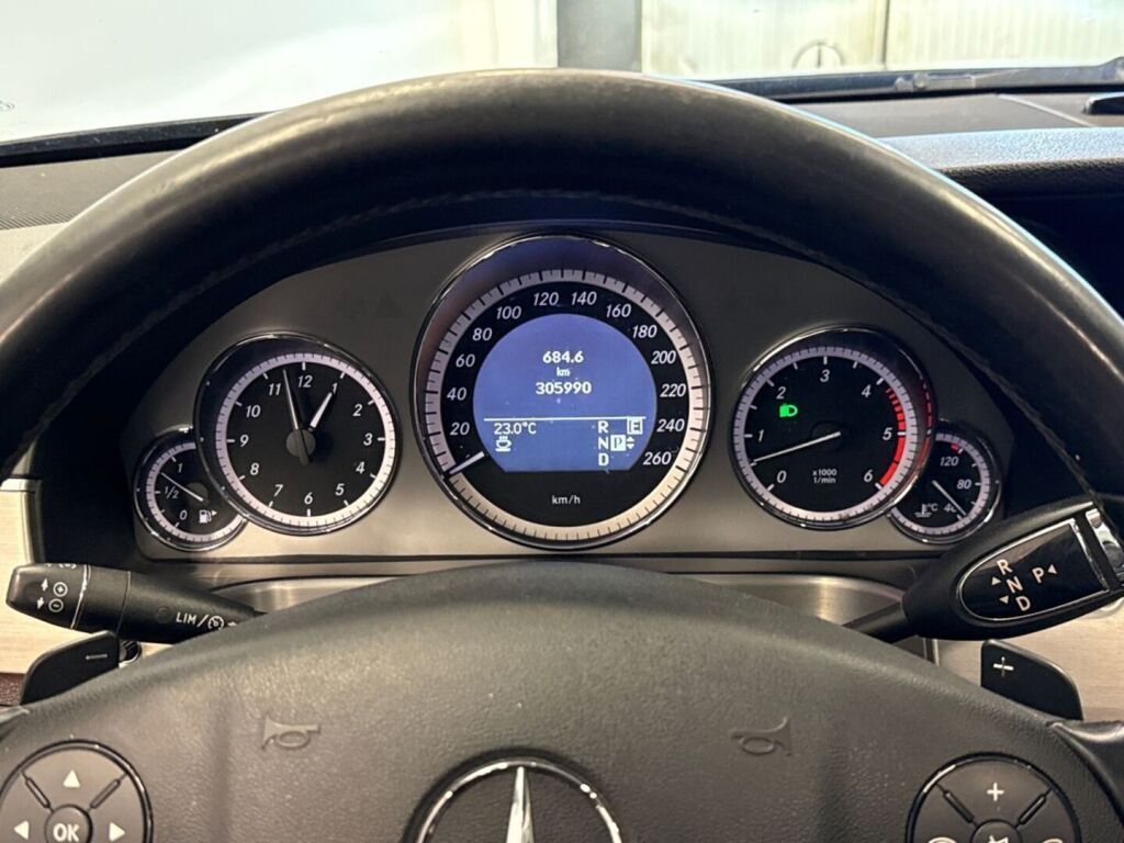 Mercedes-Benz E 2010 Harmaa