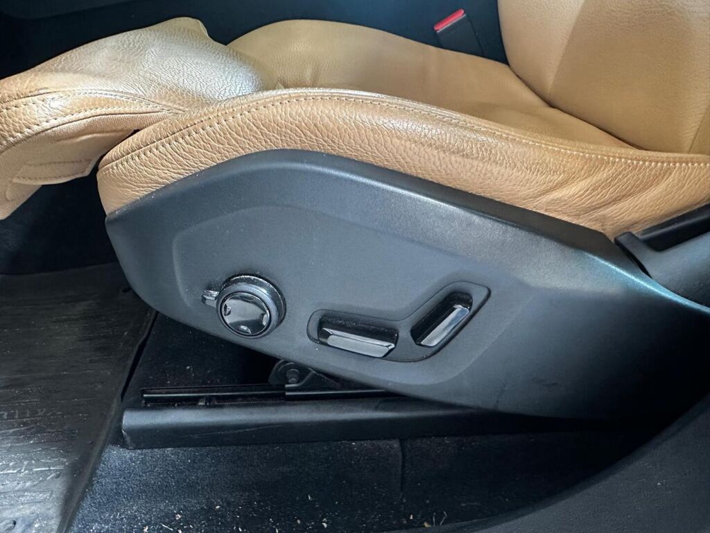 Volvo XC60 2019 Ruskea (beige)