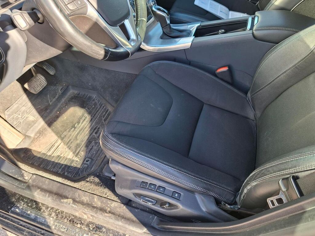 Volvo V60 2015 Musta