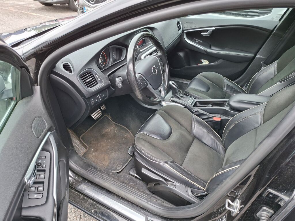 Volvo V40 2016 Musta