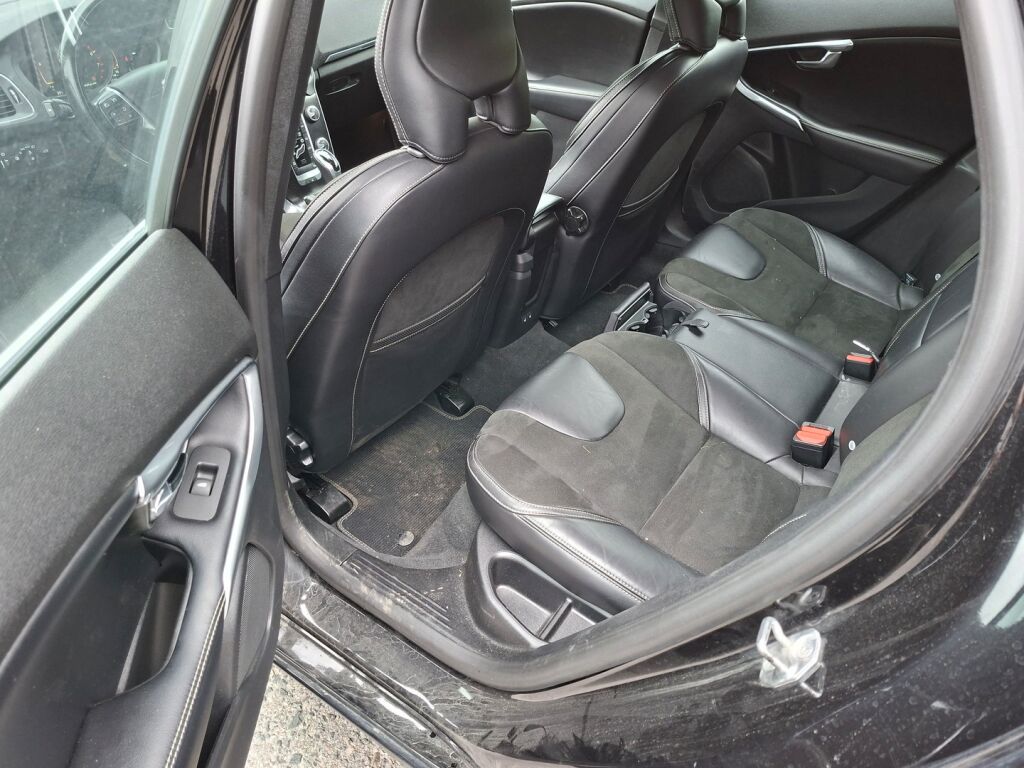Volvo V40 2016 Musta