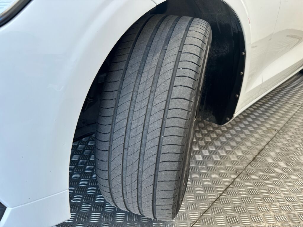 Volvo V60 2020 Valkoinen