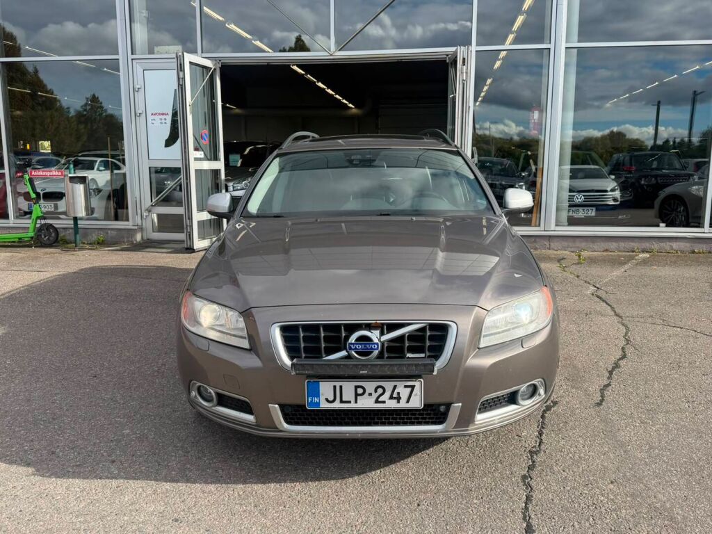 Volvo V70 2012 Ruskea (beige)