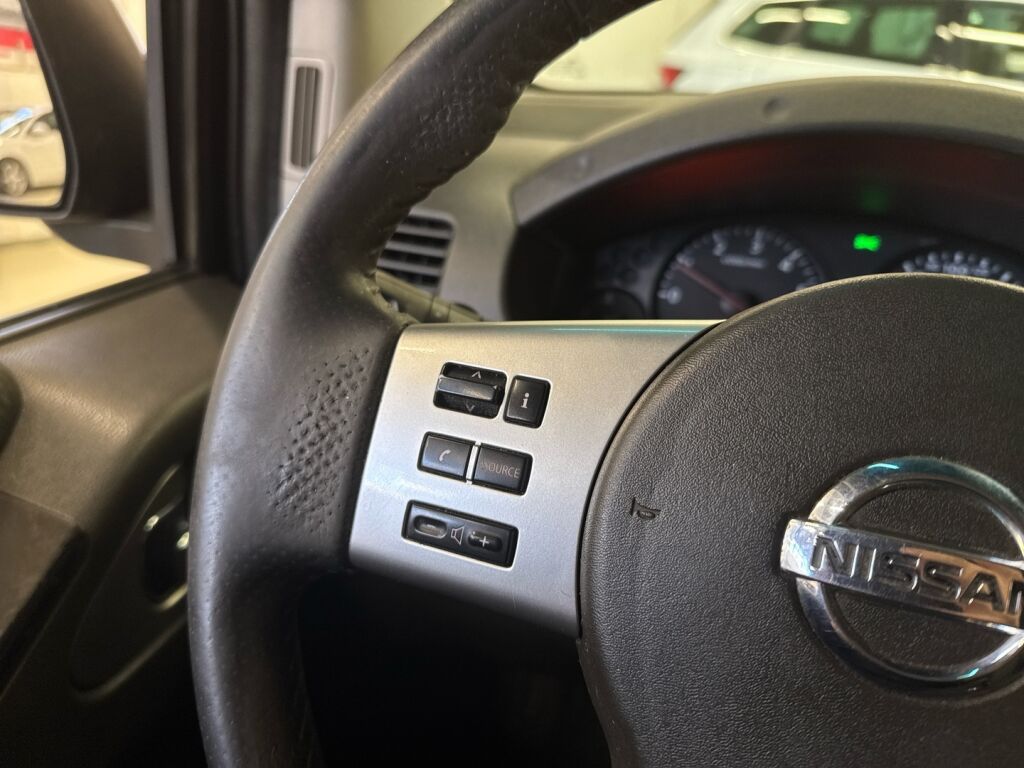 Nissan Navara 2011 Harmaa