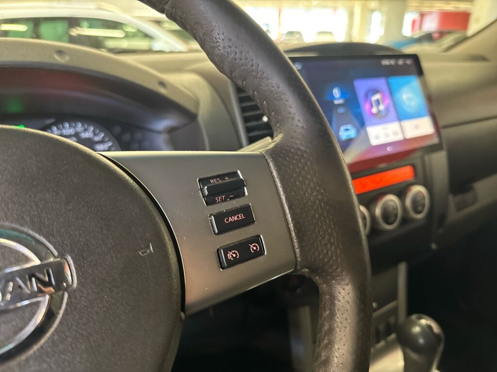 Nissan Navara 2011 Harmaa