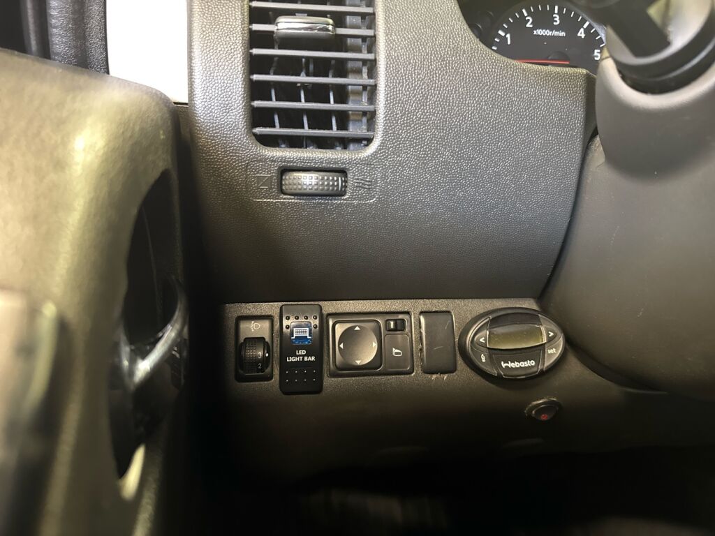 Nissan Navara 2011 Harmaa