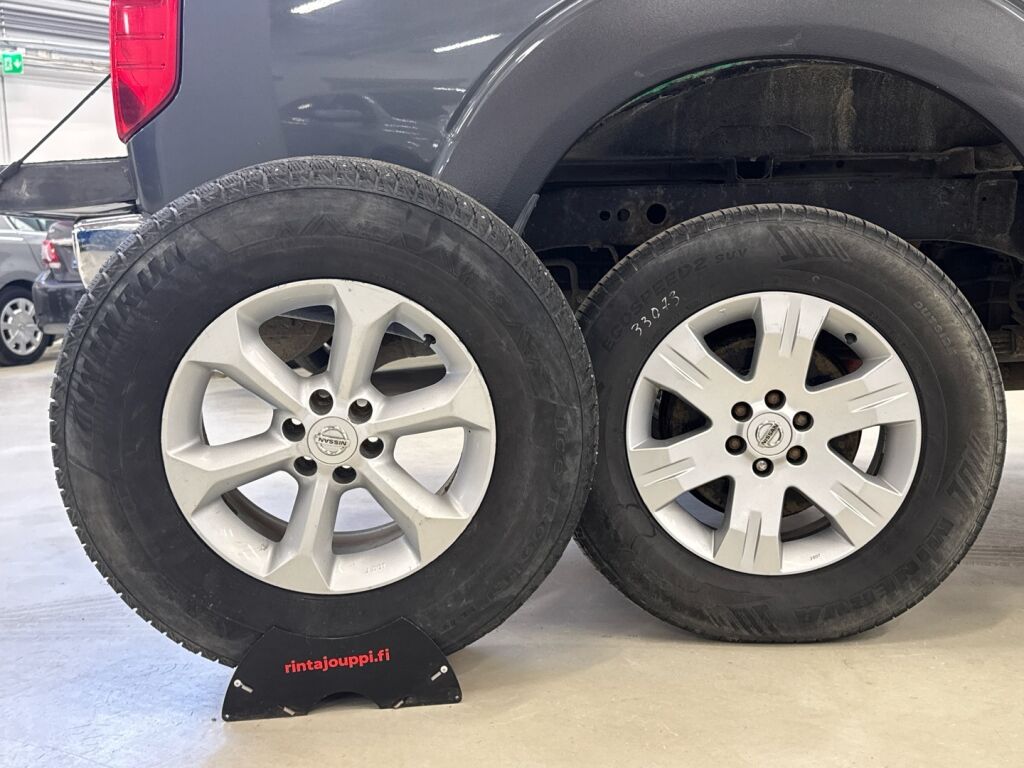 Nissan Navara 2011 Harmaa
