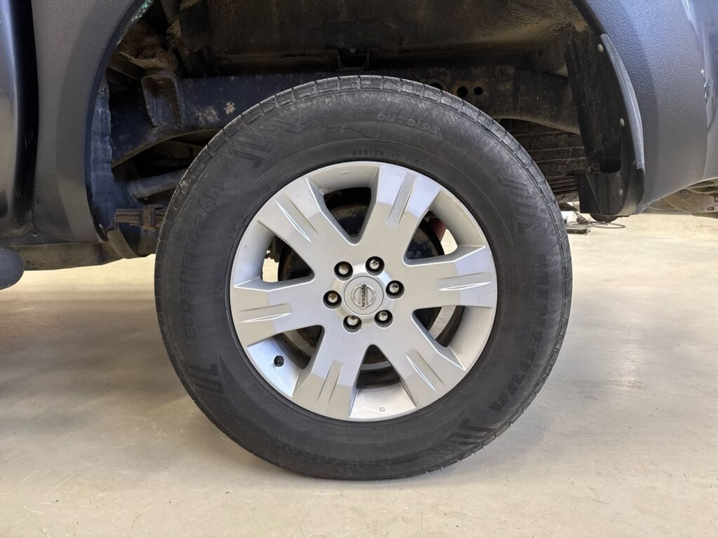 Nissan Navara 2011 Harmaa