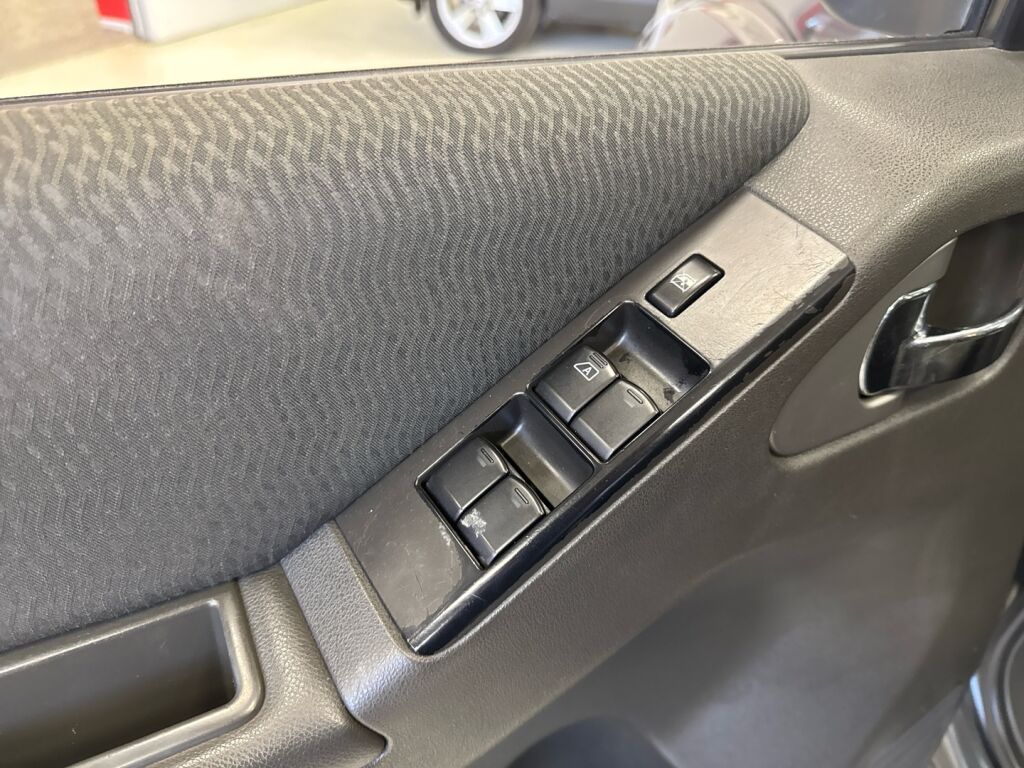 Nissan Navara 2011 Harmaa