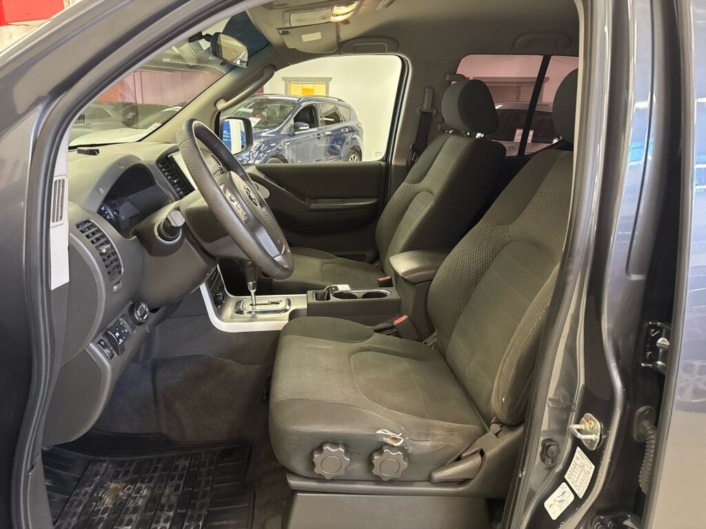 Nissan Navara 2011 Harmaa