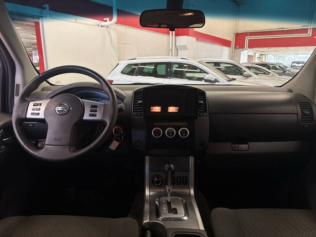 Nissan Navara 2011 Harmaa