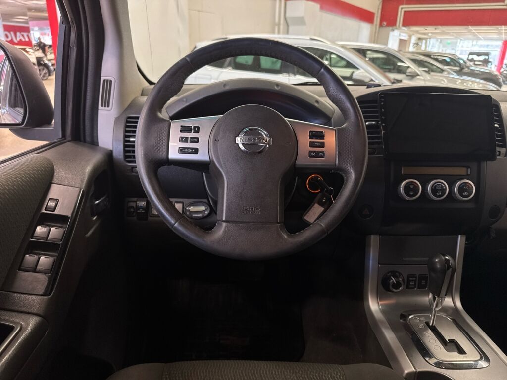 Nissan Navara 2011 Harmaa
