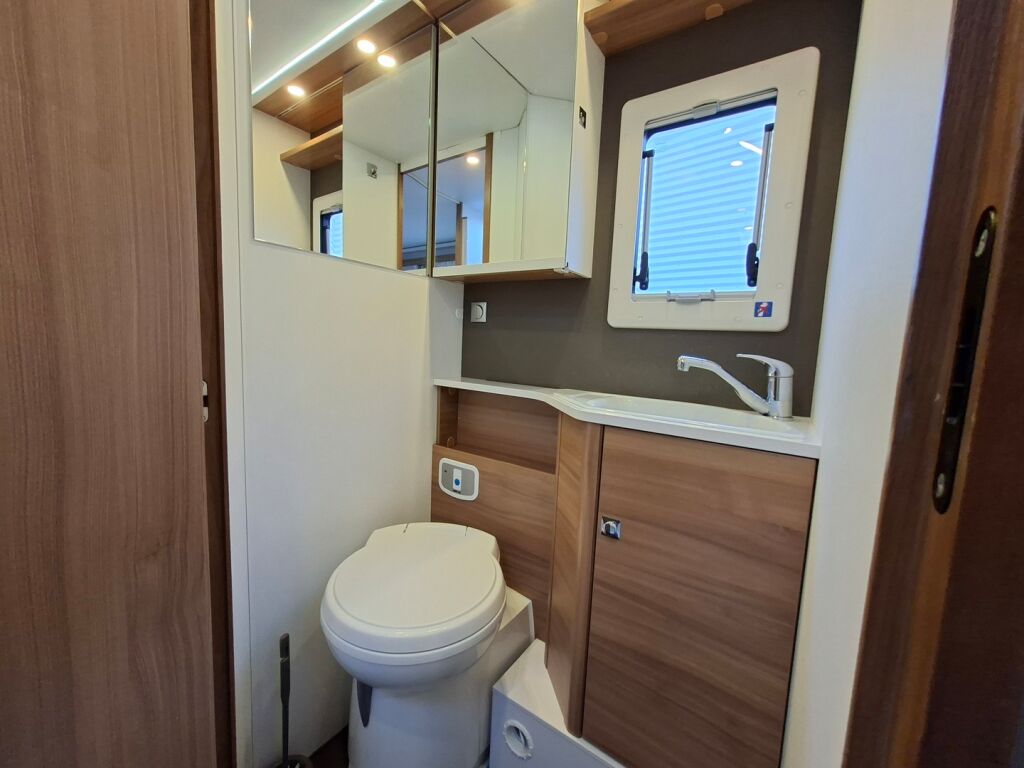 Adria Matrix Axess 670 SL 2020 Valkoinen
