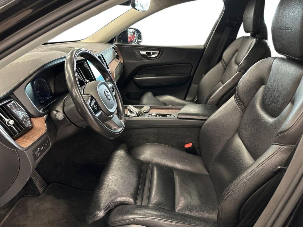 Volvo XC60 2020 Musta