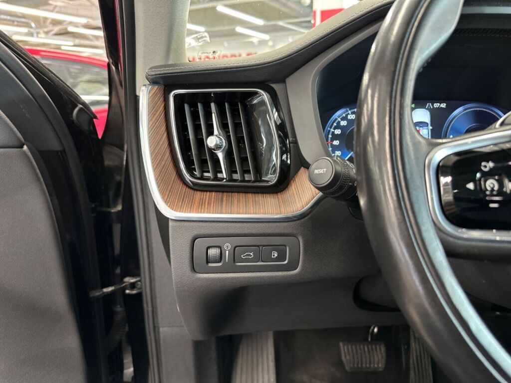 Volvo XC60 2020 Musta