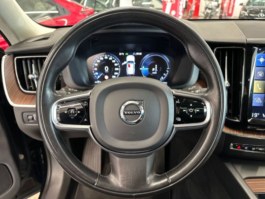 Volvo XC60 2020 Musta