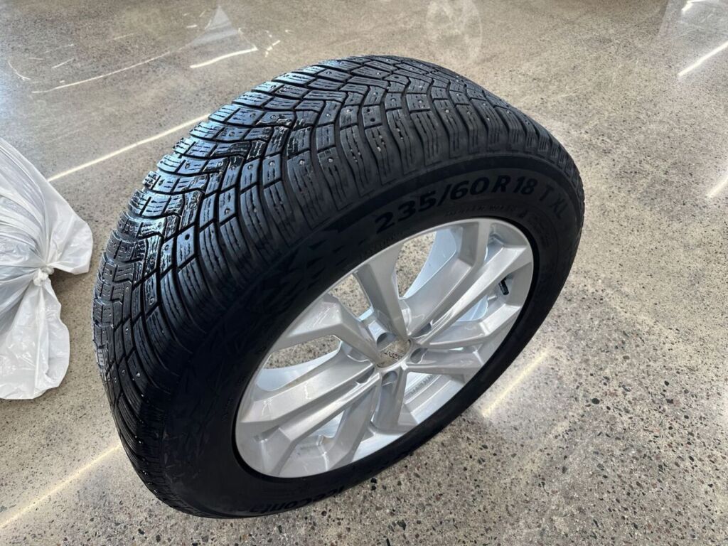 Volvo XC60 2020 Musta