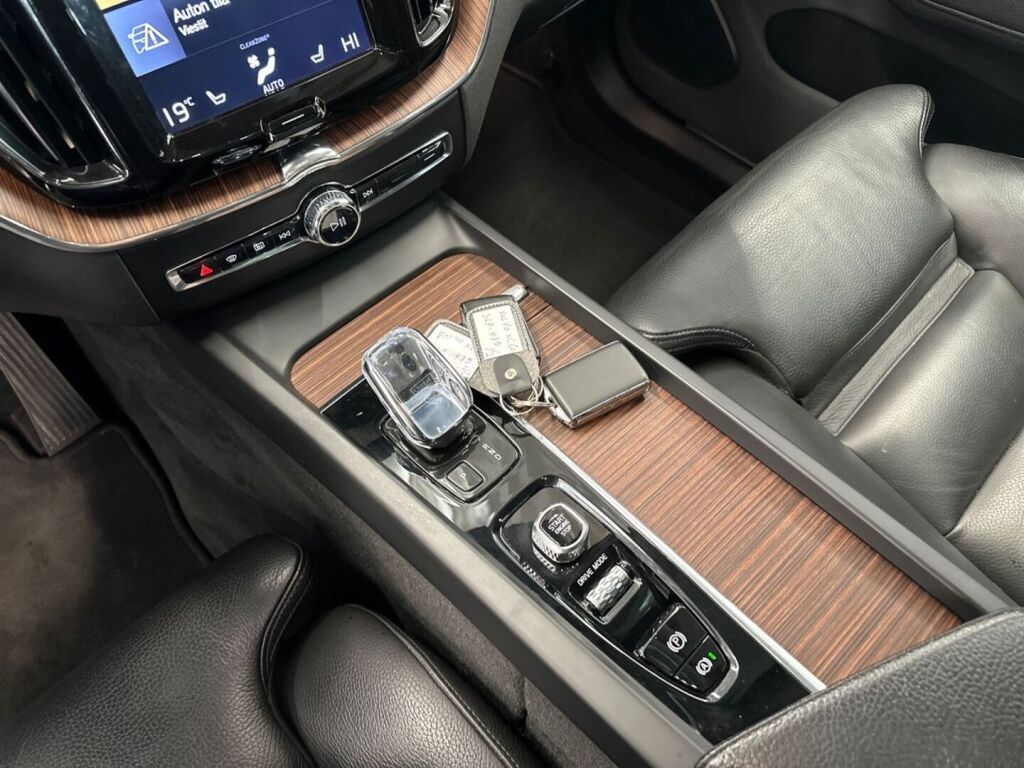 Volvo XC60 2020 Musta
