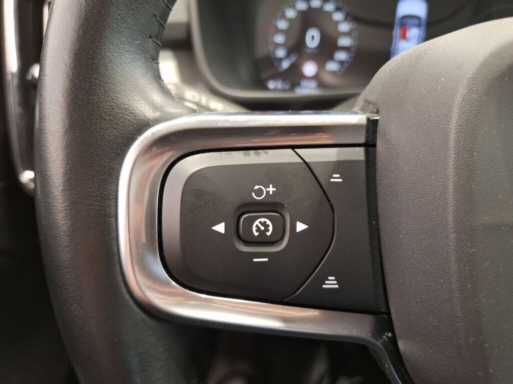 Volvo XC40 2020 Musta