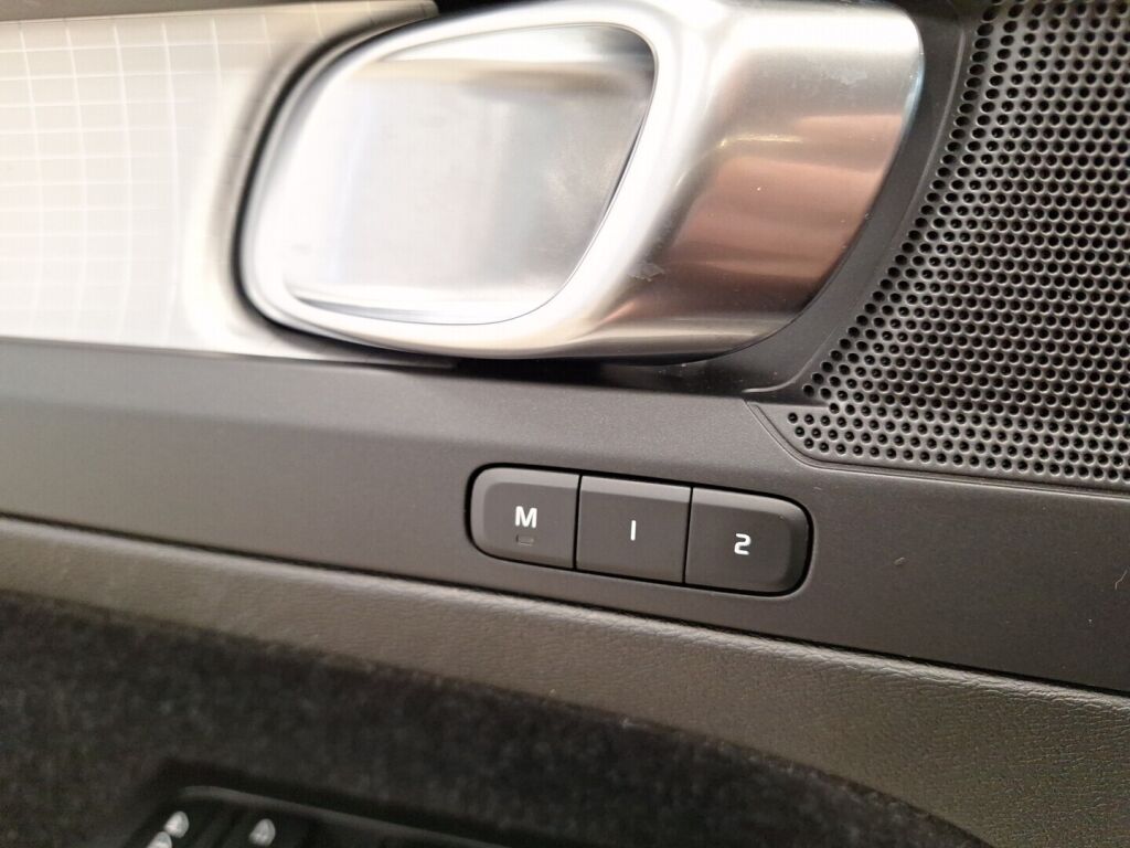 Volvo XC40 2020 Musta