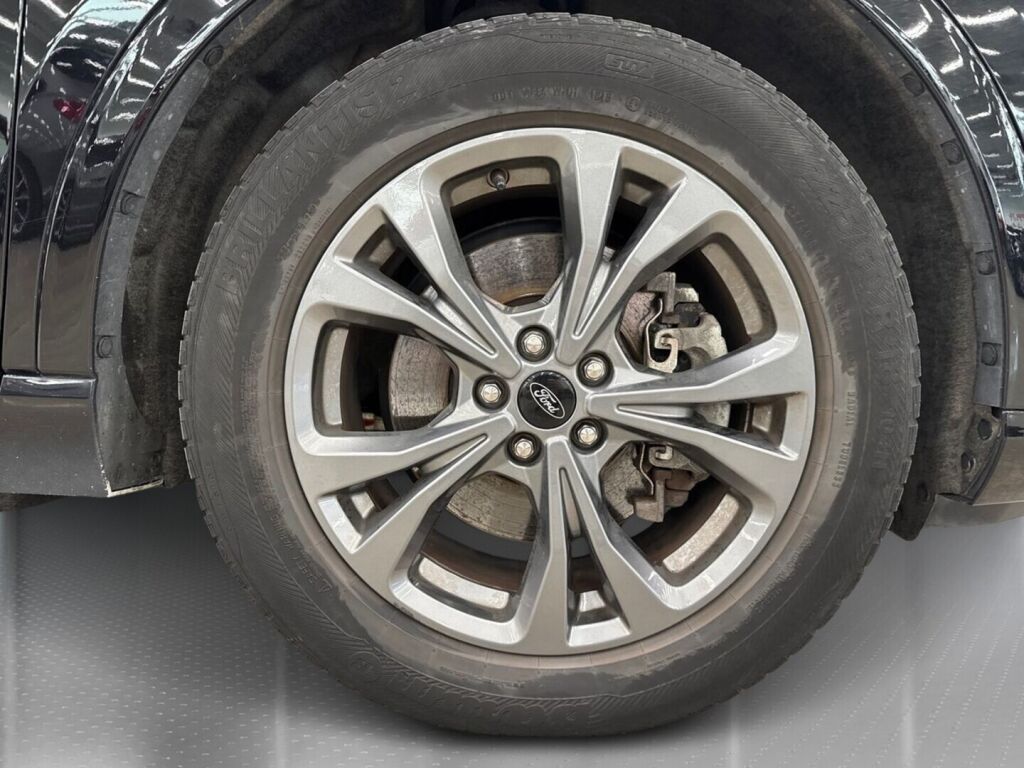 Ford Kuga 2020 Musta