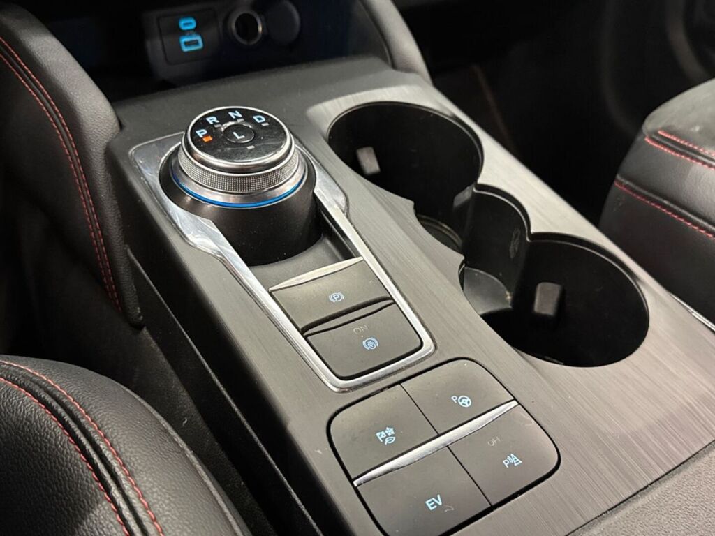 Ford Kuga 2020 Musta