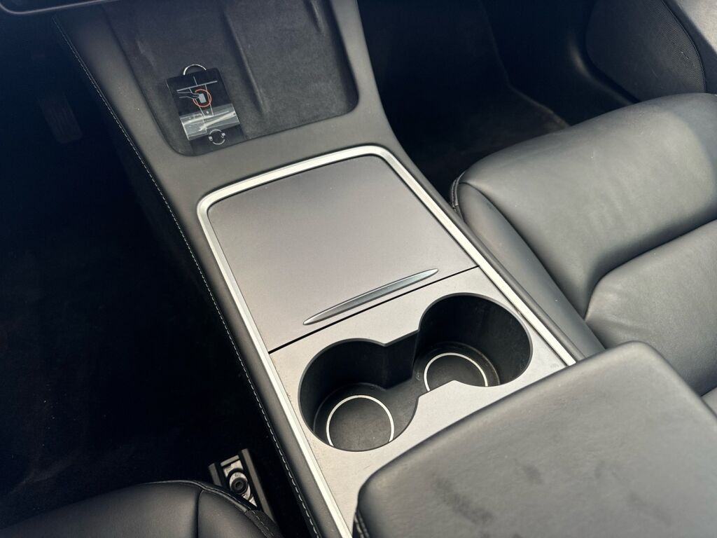 Tesla Model 3 2021 Punainen