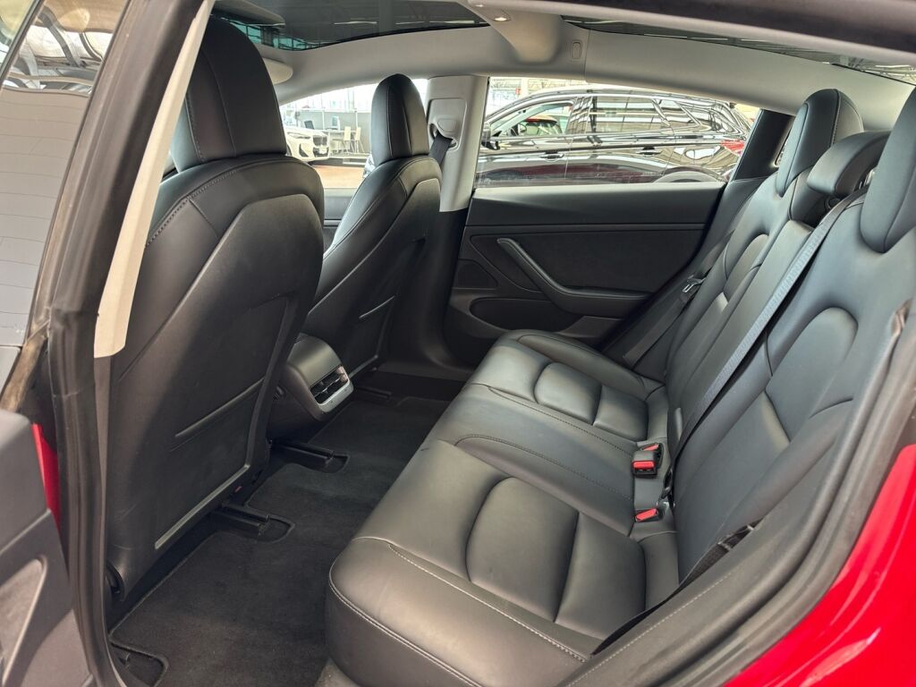 Tesla Model 3 2021 Punainen