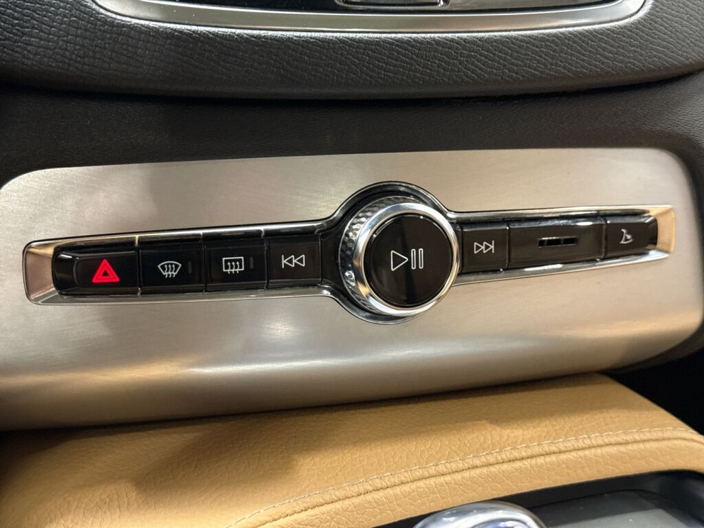 Volvo XC90 2016 Musta