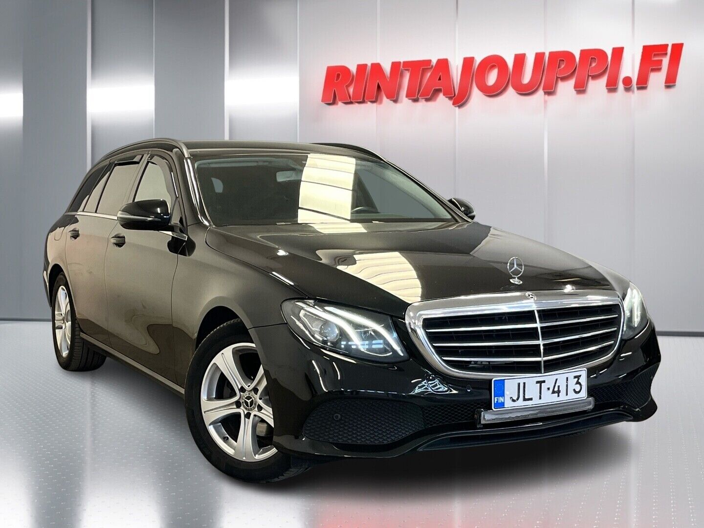 Musta Mercedes-Benz E