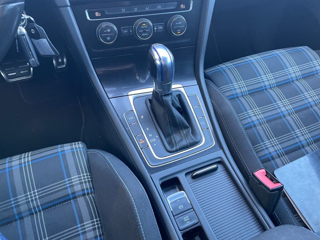 Volkswagen Golf 2015 Musta
