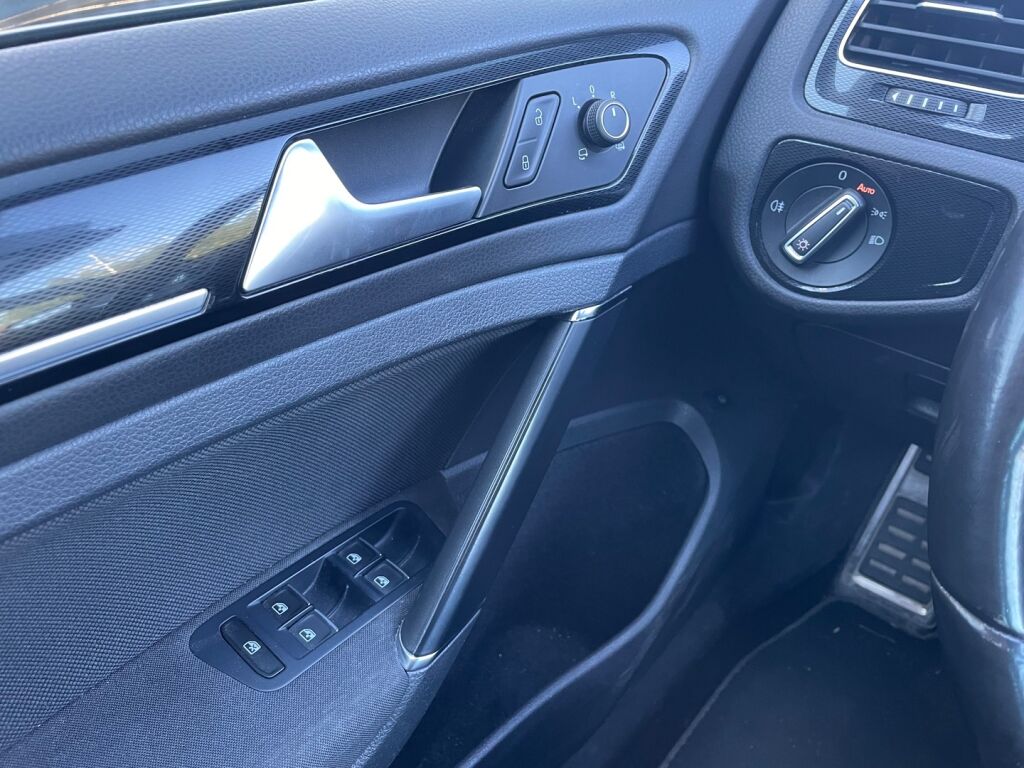 Volkswagen Golf 2015 Musta